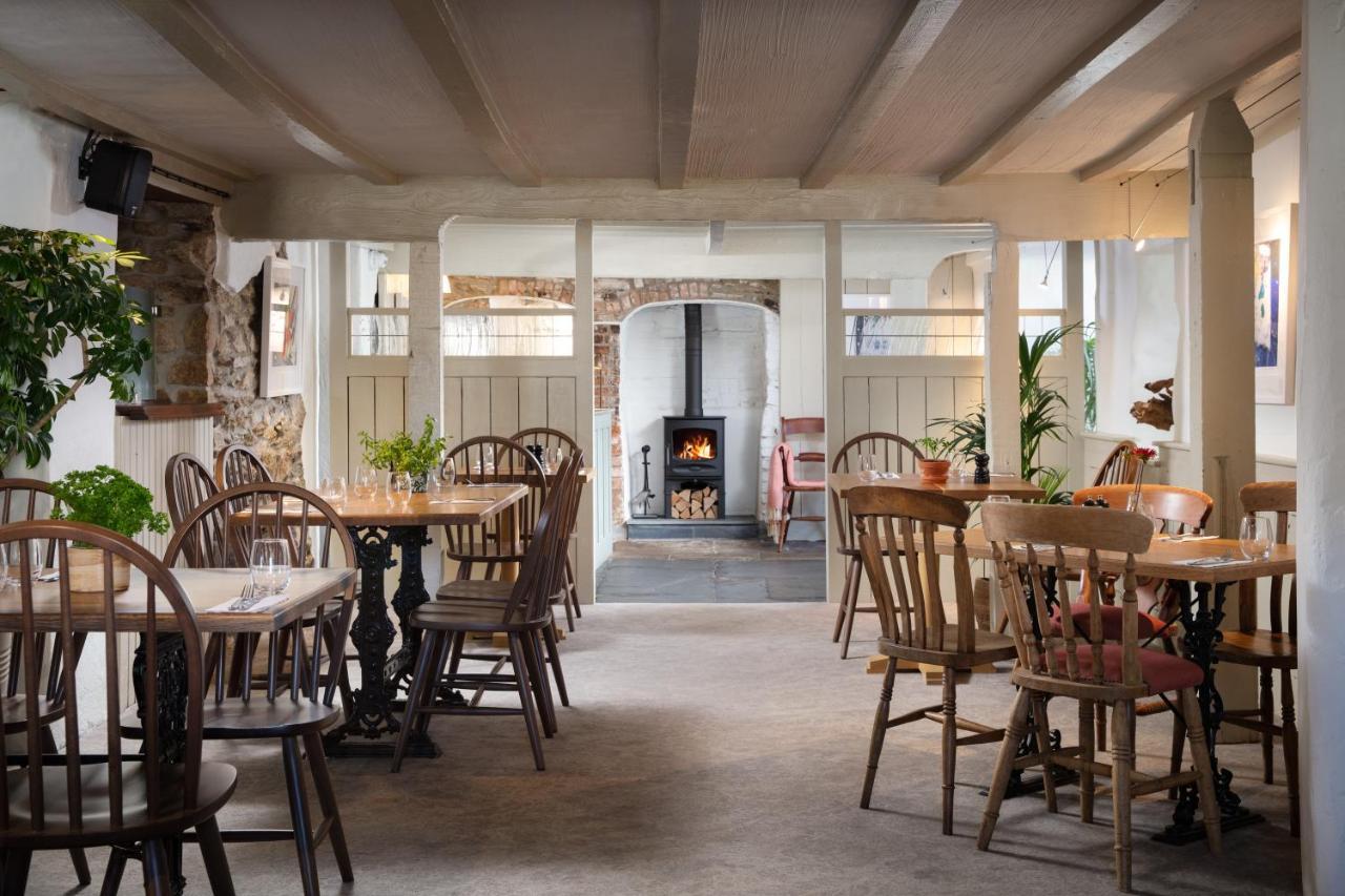 The Plume Of Feathers 4*